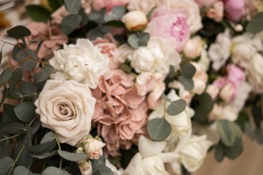 Farklı tarla çiçeklerinden güzel çiçek kompozisyonu.