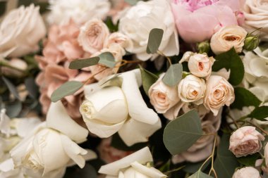 Farklı tarla çiçeklerinden güzel çiçek kompozisyonu.