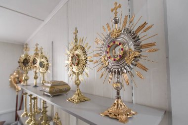 Geleneksel eserler ve zengin dekore edilmiş haç ve duvarlarla dolu bir ortodoks kilisesinin sunağının içinde..