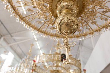 Geleneksel eserler ve zengin dekore edilmiş haç ve duvarlarla dolu bir ortodoks kilisesinin sunağının içinde..