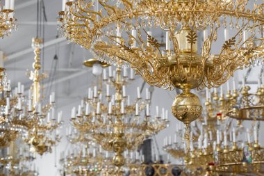 Geleneksel eserler ve zengin dekore edilmiş haç ve duvarlarla dolu bir ortodoks kilisesinin sunağının içinde..