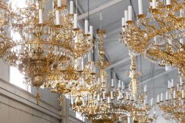 Geleneksel eserler ve zengin dekore edilmiş haç ve duvarlarla dolu bir ortodoks kilisesinin sunağının içinde..