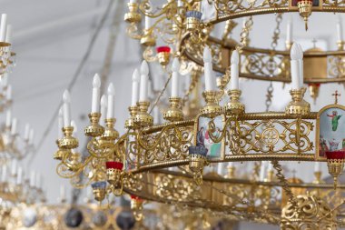 Geleneksel eserler ve zengin dekore edilmiş haç ve duvarlarla dolu bir ortodoks kilisesinin sunağının içinde..