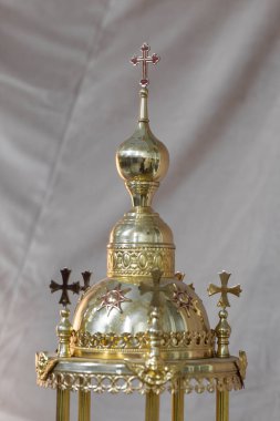 Geleneksel eserler ve zengin dekore edilmiş haç ve duvarlarla dolu bir ortodoks kilisesinin sunağının içinde..