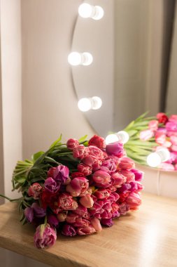 Renkli pastel kurdeleli pembe lale buketi. Anneler Günü, Paskalya, Sevgililer Günü. Bahar çiçekleri. Uzayı kopyala Üst görünüm