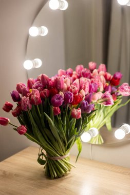 Renkli pastel kurdeleli pembe lale buketi. Anneler Günü, Paskalya, Sevgililer Günü. Bahar çiçekleri. Uzayı kopyala Üst görünüm