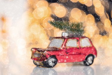 Altın Noel ışıkları bokeh etkisinden çıktı. Uzayı kopyala Duvar kağıdı olarak kullanılabilir. Yeni yıl kutlamaları için kullanılabilir..