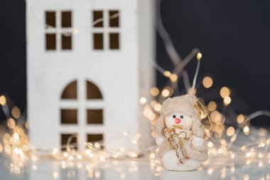 Altın Noel ışıkları bokeh etkisinden çıktı. Uzayı kopyala Duvar kağıdı olarak kullanılabilir. Yeni yıl kutlamaları için kullanılabilir..
