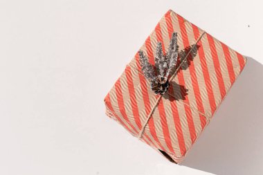 Altın Noel ışıkları bokeh etkisinden çıktı. Uzayı kopyala Duvar kağıdı olarak kullanılabilir. Yeni yıl kutlamaları için kullanılabilir..