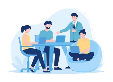 Çalışanlar, dizüstü bilgisayarlarla fikir alışverişinde bulunuyor.