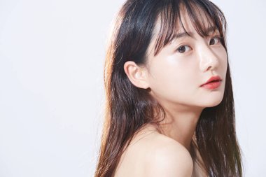 Asyalı genç bir kadının doğal güzelliği.