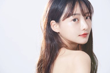 Asyalı genç bir kadının doğal güzelliği.