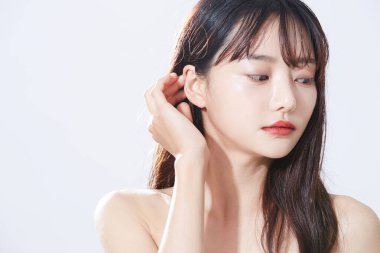 Asyalı genç bir kadının doğal güzelliği.