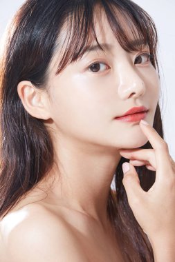 Asyalı genç bir kadının doğal güzelliği.