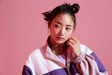 Sokak modasında genç Asyalı kadınların portreleri