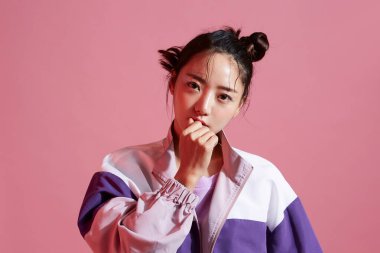 Sokak modasında genç Asyalı kadınların portreleri