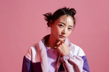 Sokak modasında genç Asyalı kadınların portreleri