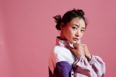 Sokak modasında genç Asyalı kadınların portreleri