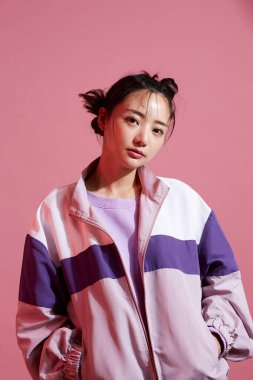 Sokak modasında genç Asyalı kadınların portreleri