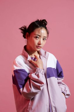 Sokak modasında genç Asyalı kadınların portreleri