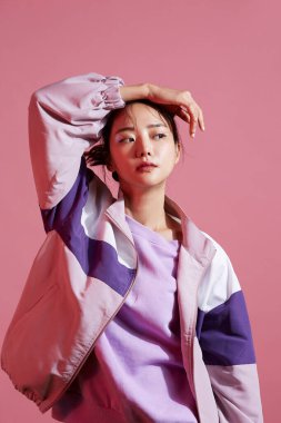 Sokak modasında genç Asyalı kadınların portreleri