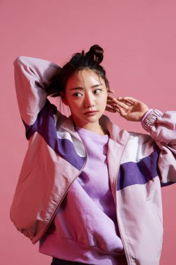 Sokak modasında genç Asyalı kadınların portreleri