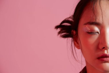 Sokak modasında genç Asyalı kadınların portreleri