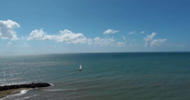 Porto Riko 'nun turkuvaz sularının altın kumlarla buluştuğu çarpıcı kıyılarını keşfedin. Gizli koyları, yemyeşil mangrovları, mercan resiflerini ve deniz fenerlerini keşfedin. Sörf yapmak, şnorkelle yüzmek ya da rahatlamak için mükemmel plajları herkese tropikal bir kaçış sunuyor.!