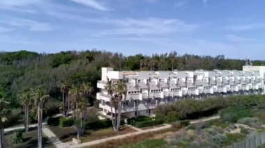 Sicilya 'da Akdeniz kıyısında bir otel.