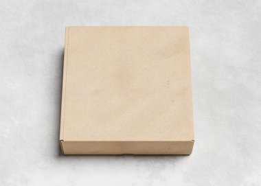 Beton zeminin üstündeki karton kutu, model için kullanışlı.