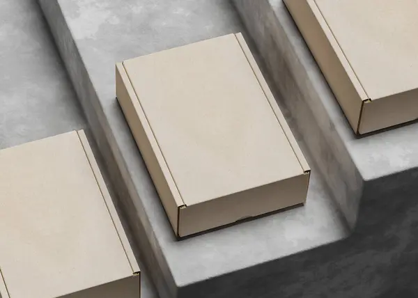 Merdivenlerde karton kutular var. Model için doku kullanımı var.