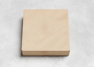 Beton zeminin üstündeki karton kutu, model için kullanışlı.