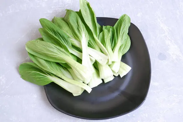 Taze bok choy kızartma için hazır.