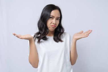 Kafası karışmış bir kadının elleri açık ve avuçları havada.