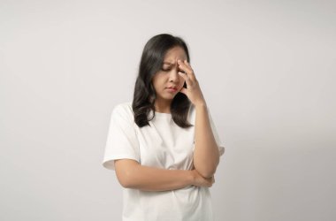 Kafası aşağıda ve eli alnında üzgün görünen bir kadın.