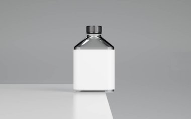  Beyaz bir yüzeyde duran beyaz etiketli cam bir şişe.