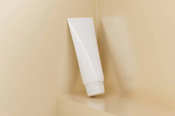 Bir çıkıntıda duran bir krem tüpü