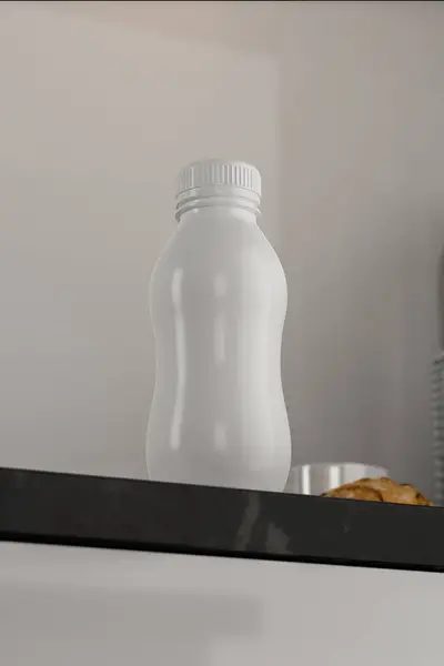 Siyah masada oturan beyaz bir şişe.