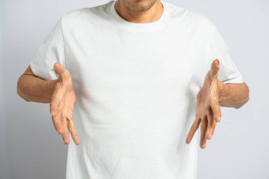 Beyaz tişört giyen bir adam. Model tişört için kullanışlı.