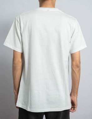 Beyaz tişörtlü bir adam arkası dönük. Model tişörtler için kullanışlı.