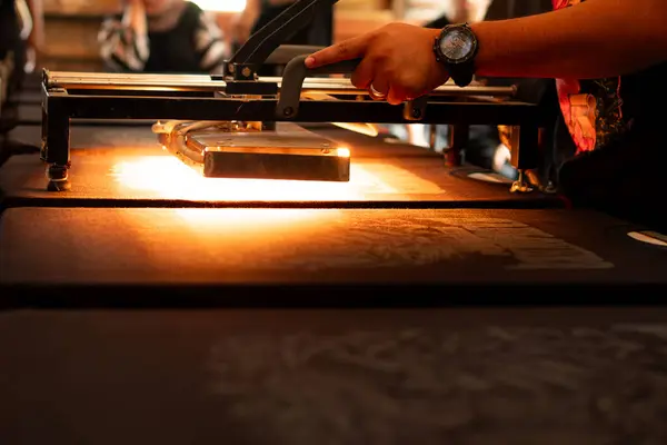 Siyah gömlek şifa ya da taşıma makinesiyle yakılır.