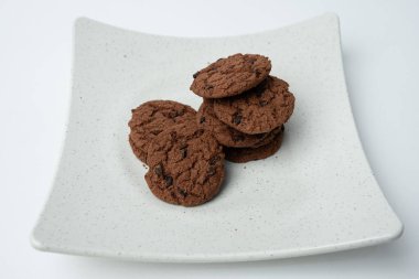 Bir tabağa dizilir çikolatalı kurabiye