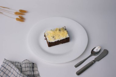 Kremalı ve peynirli çikolatalı kek.