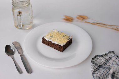 Kremalı ve peynirli çikolatalı kek.