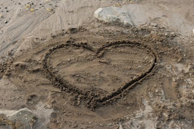 Kuma çizilmiş bir kalp