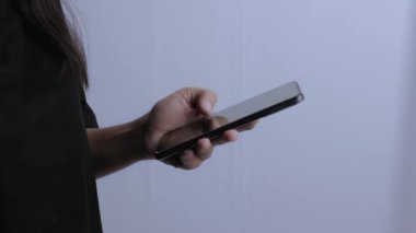 Bir kadın akıllı telefonuyla kayıyor.