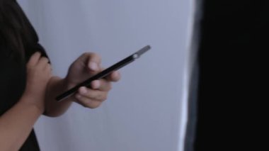 Akıllı telefonunda içerik arayan bir kız.