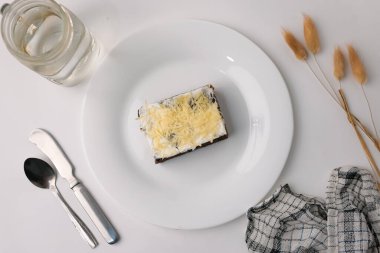 Kremalı ve peynirli çikolatalı kek.