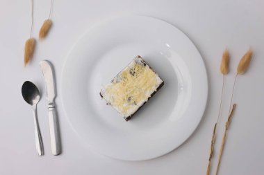 Kremalı ve peynirli çikolatalı kek.