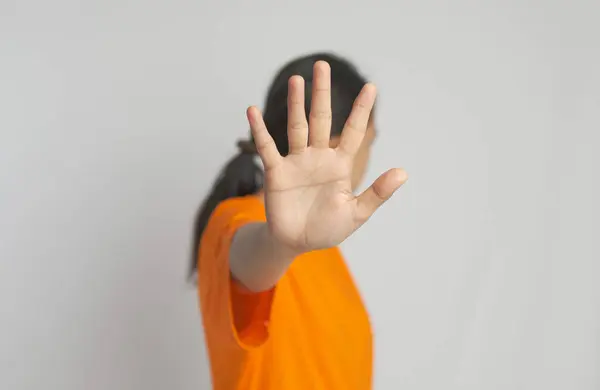 Bir insan dur işareti olarak elini kaldırır.